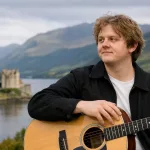 Lewis Marc Capaldi ist schottischer Singer-Songwriter